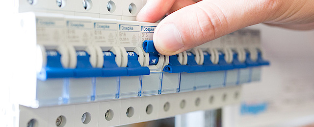 Schalt­schrank­bau bei Elektro Hintermeier-Jakob GmbH & Co. KG in Plattling